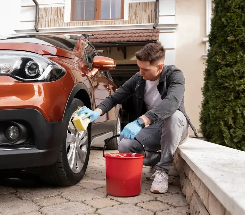 Lavage auto à domicile Quévreville-la-Poterie : professionnel intervenant sur un véhicule